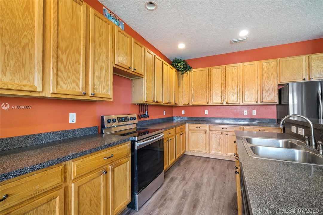Recently Sold: $279,900 (5 beds, 3 baths, 3379 Square Feet)