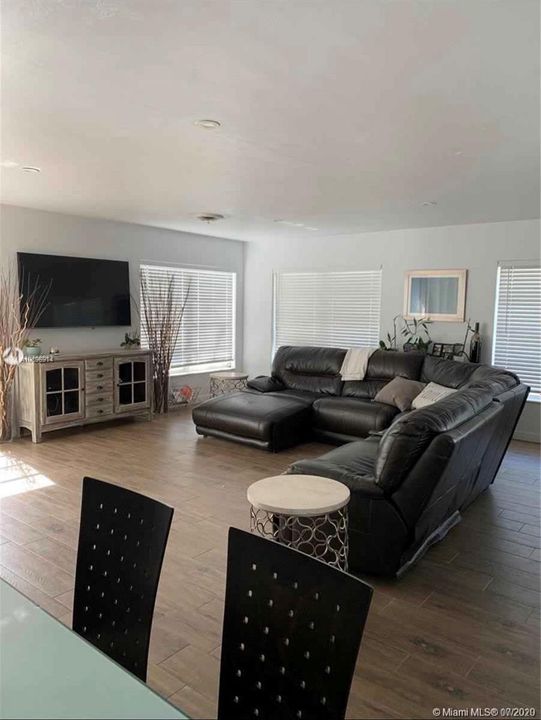 Recently Rented: $2,895 (3 beds, 2 baths, 1596 Square Feet)