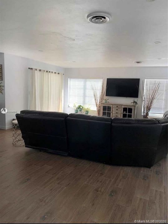 Recently Rented: $2,895 (3 beds, 2 baths, 1596 Square Feet)