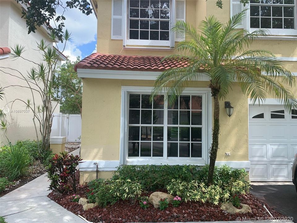 Recently Rented: $2,900 (4 beds, 2 baths, 1692 Square Feet)