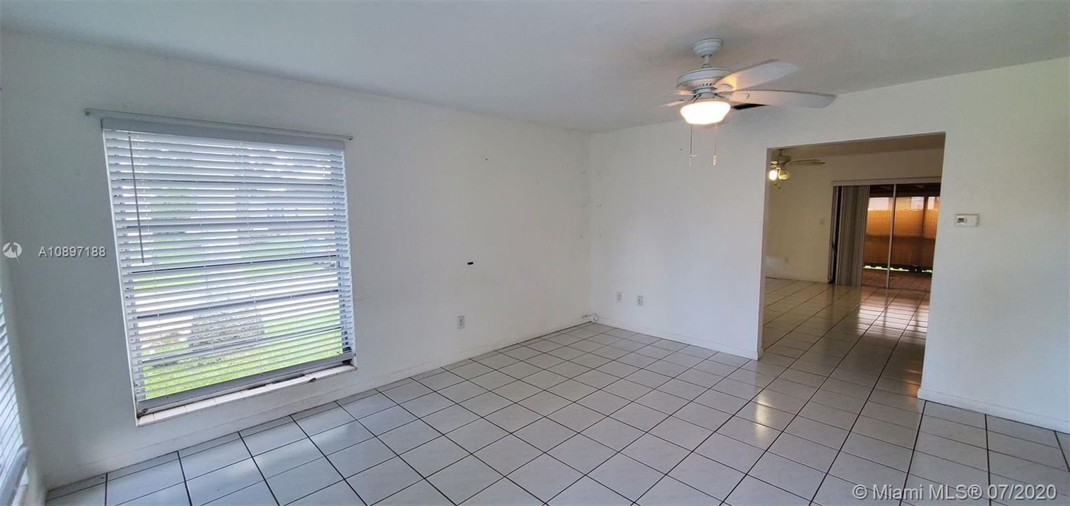 Recently Rented: $1,900 (3 beds, 2 baths, 1225 Square Feet)