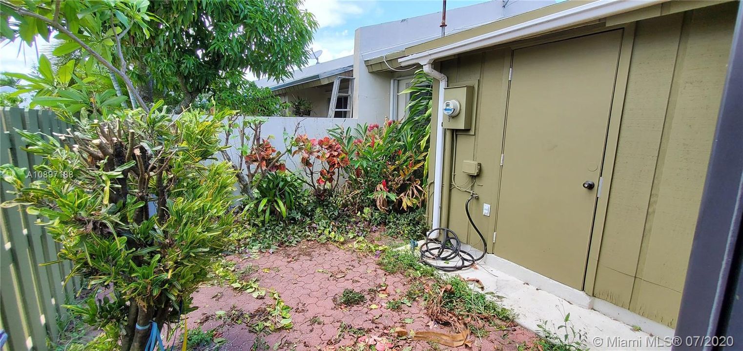 Recently Rented: $1,900 (3 beds, 2 baths, 1225 Square Feet)