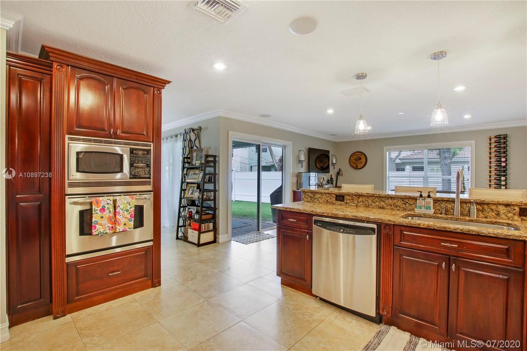 Recently Sold: $359,000 (3 beds, 2 baths, 2152 Square Feet)