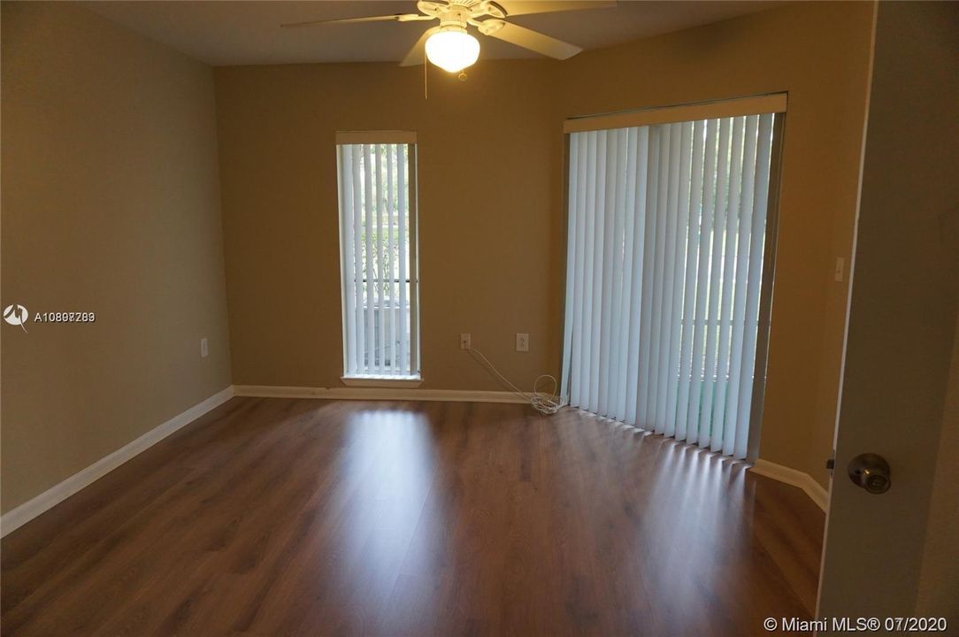 Recently Sold: $119,900 (1 beds, 1 baths, 745 Square Feet)
