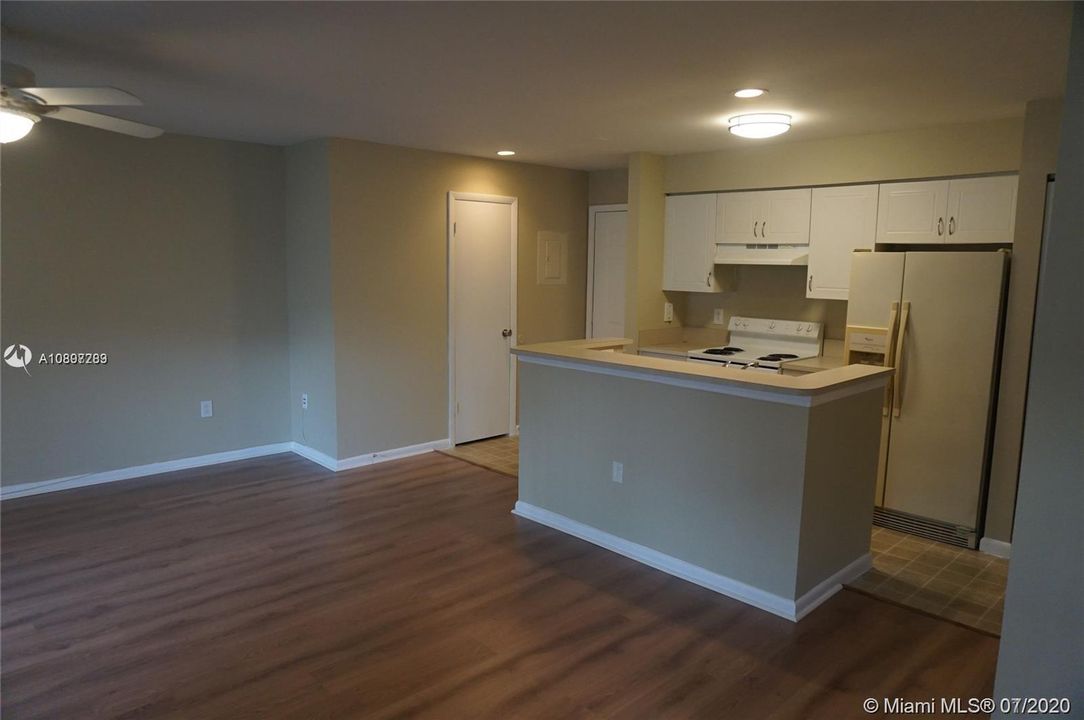 Recently Sold: $119,900 (1 beds, 1 baths, 745 Square Feet)