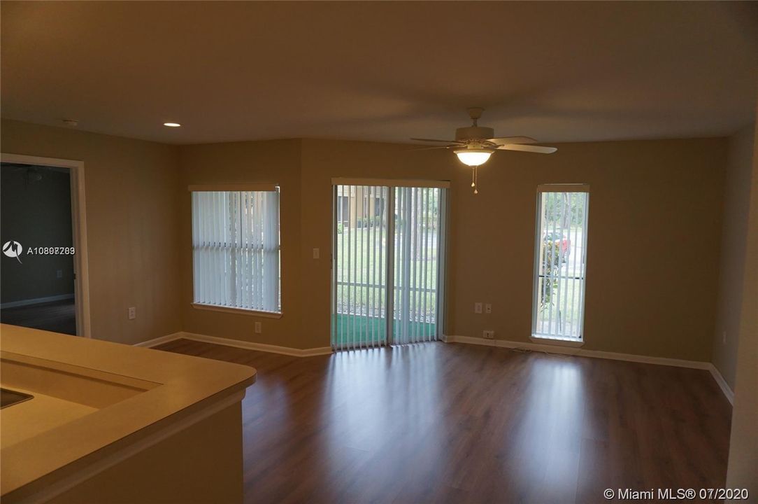 Recently Sold: $119,900 (1 beds, 1 baths, 745 Square Feet)