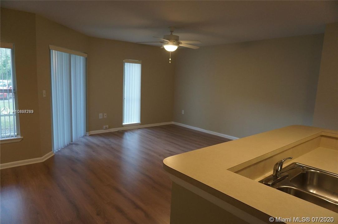 Recently Sold: $119,900 (1 beds, 1 baths, 745 Square Feet)