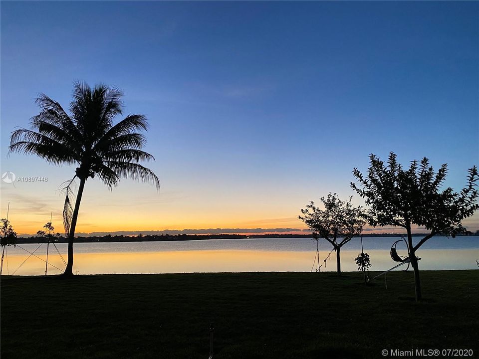 4 Lake & Sunset View Backyard