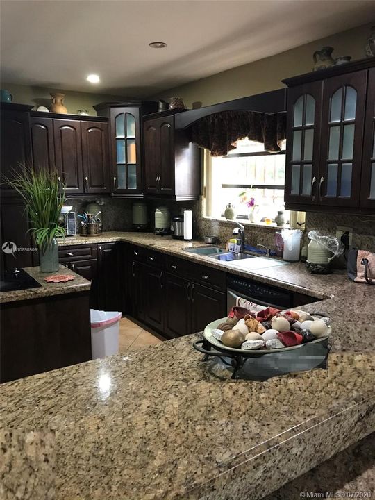 Vendido Recientemente: $850,000 (5 camas, 4 baños, 3597 Pies cuadrados)