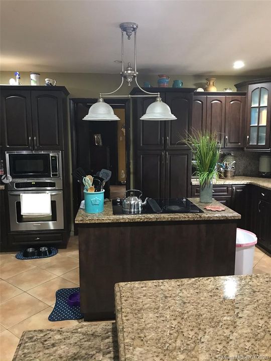 Vendido Recientemente: $850,000 (5 camas, 4 baños, 3597 Pies cuadrados)