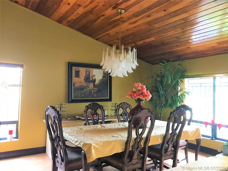 Vendido Recientemente: $850,000 (5 camas, 4 baños, 3597 Pies cuadrados)