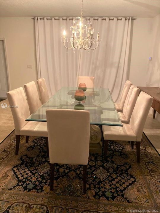 Vendido Recientemente: $3,999,999 (4 camas, 3 baños, 2856 Pies cuadrados)