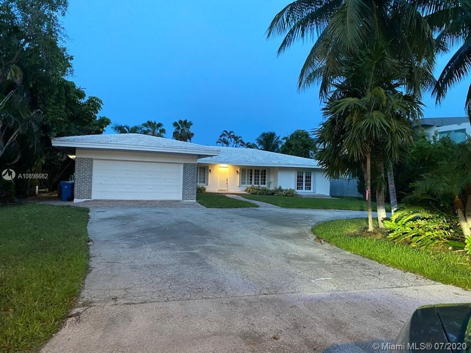 Vendido Recientemente: $3,999,999 (4 camas, 3 baños, 2856 Pies cuadrados)