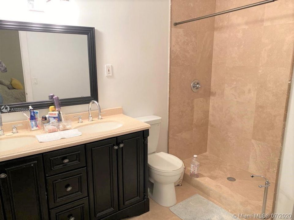 Vendido Recientemente: $3,999,999 (4 camas, 3 baños, 2856 Pies cuadrados)