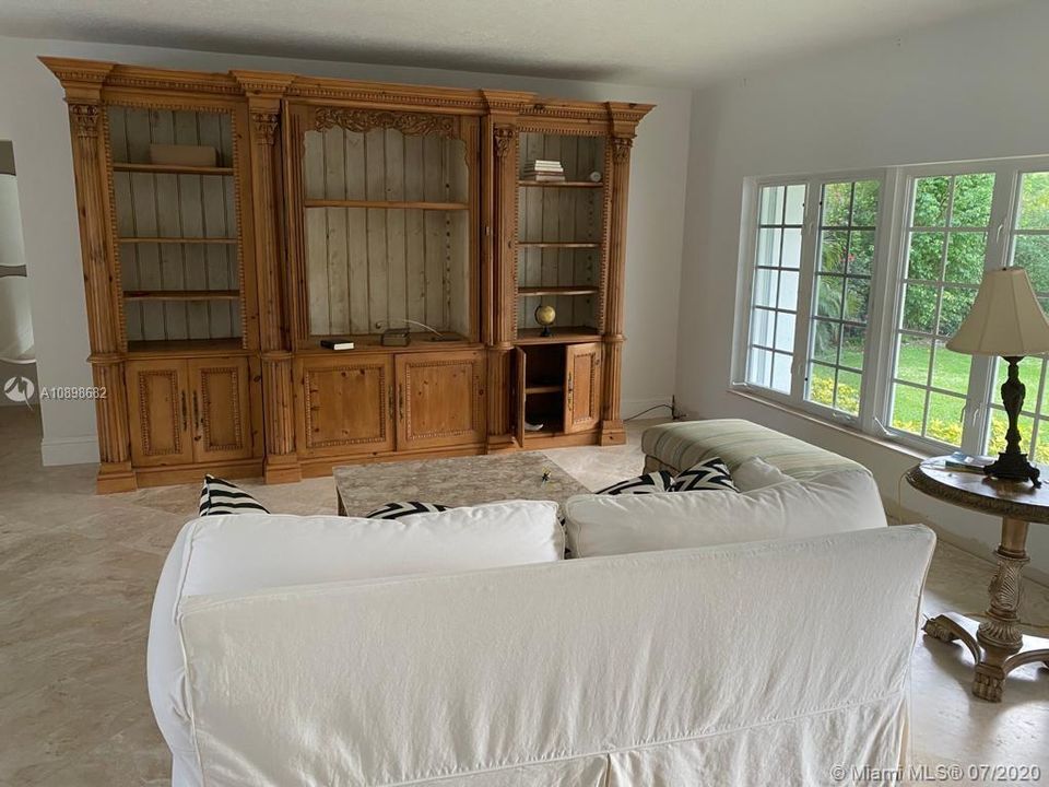 Vendido Recientemente: $3,999,999 (4 camas, 3 baños, 2856 Pies cuadrados)