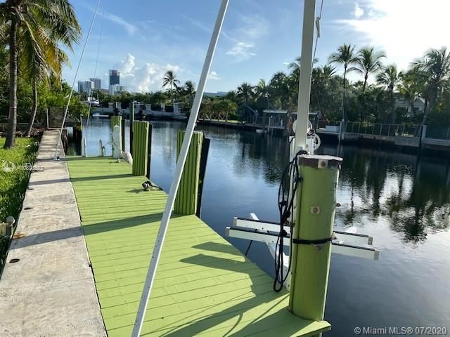 Vendido Recientemente: $3,999,999 (4 camas, 3 baños, 2856 Pies cuadrados)