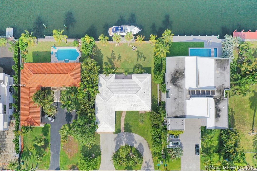 Vendido Recientemente: $3,999,999 (4 camas, 3 baños, 2856 Pies cuadrados)