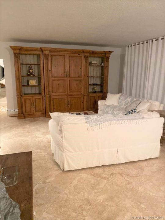 Vendido Recientemente: $3,999,999 (4 camas, 3 baños, 2856 Pies cuadrados)