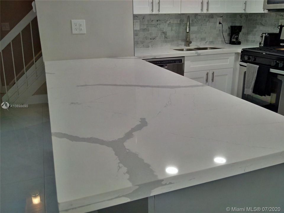 最近售出: $185,000 (2 贝兹, 1 浴室, 1000 平方英尺)