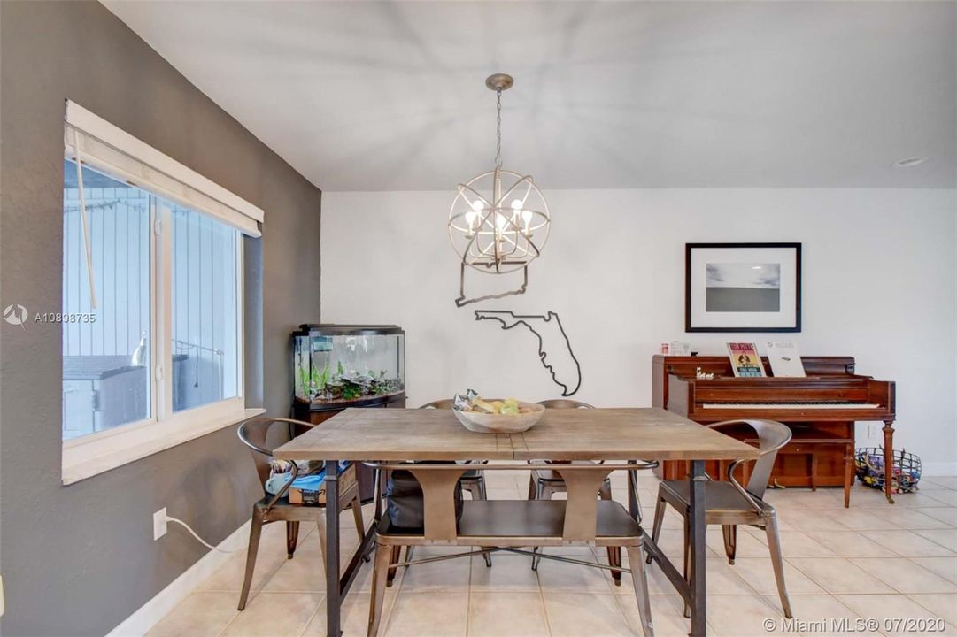 Vendido Recientemente: $380,000 (3 camas, 2 baños, 1493 Pies cuadrados)