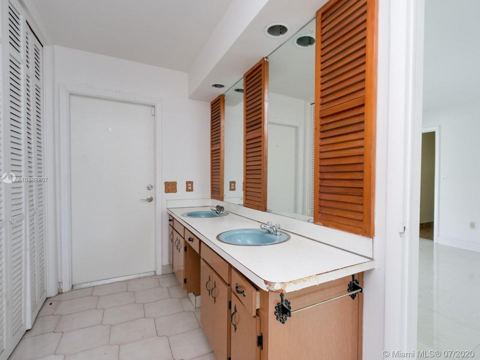 Недавно продано: $349,000 (3 спален, 3 ванн, 1949 Квадратных фут)
