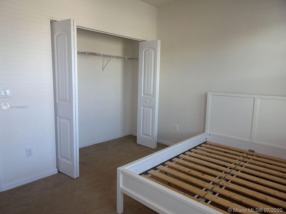 Vendido Recientemente: $335,000 (3 camas, 2 baños, 1856 Pies cuadrados)