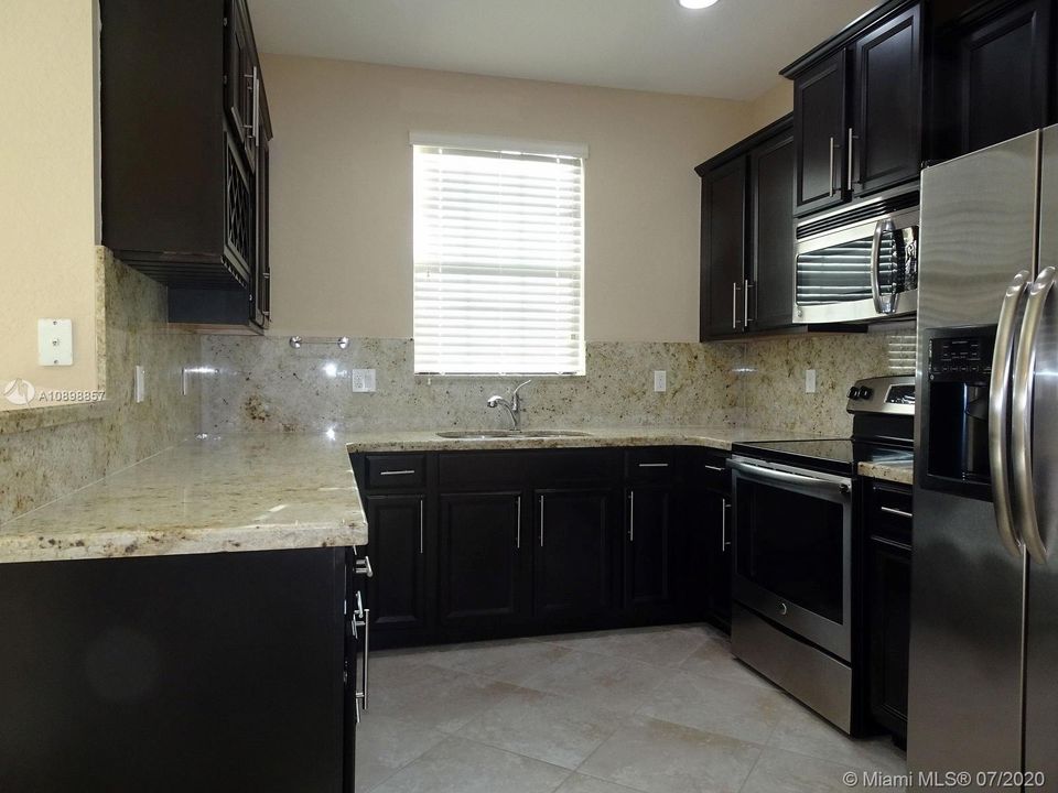 Vendido Recientemente: $335,000 (3 camas, 2 baños, 1856 Pies cuadrados)