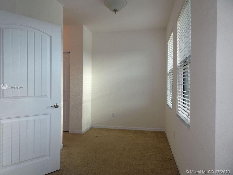 Vendido Recientemente: $335,000 (3 camas, 2 baños, 1856 Pies cuadrados)