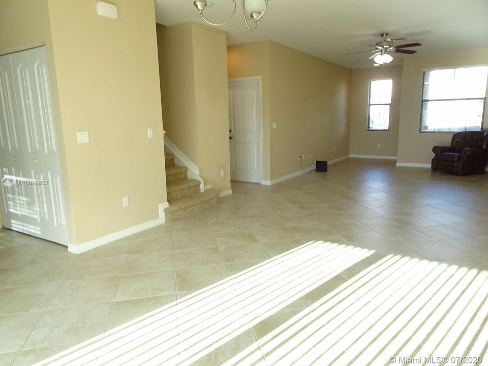 Vendido Recientemente: $335,000 (3 camas, 2 baños, 1856 Pies cuadrados)