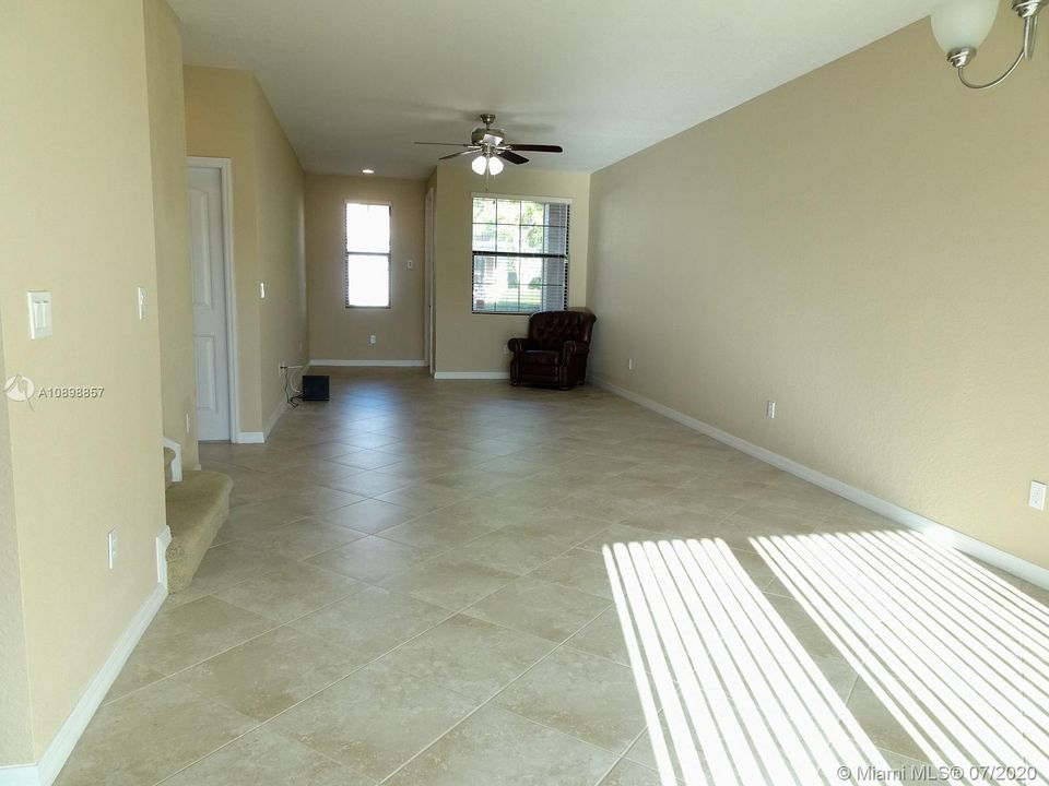 Vendido Recientemente: $335,000 (3 camas, 2 baños, 1856 Pies cuadrados)