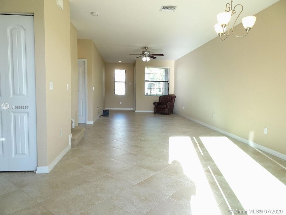 Vendido Recientemente: $335,000 (3 camas, 2 baños, 1856 Pies cuadrados)
