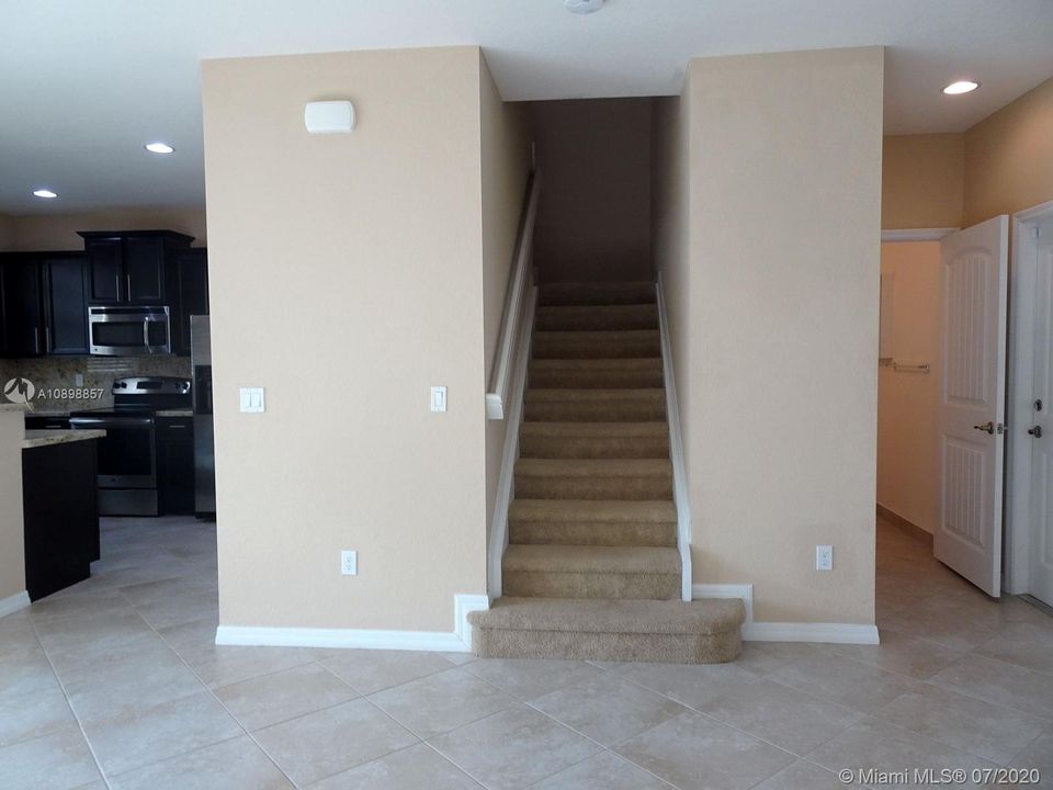 Vendido Recientemente: $335,000 (3 camas, 2 baños, 1856 Pies cuadrados)