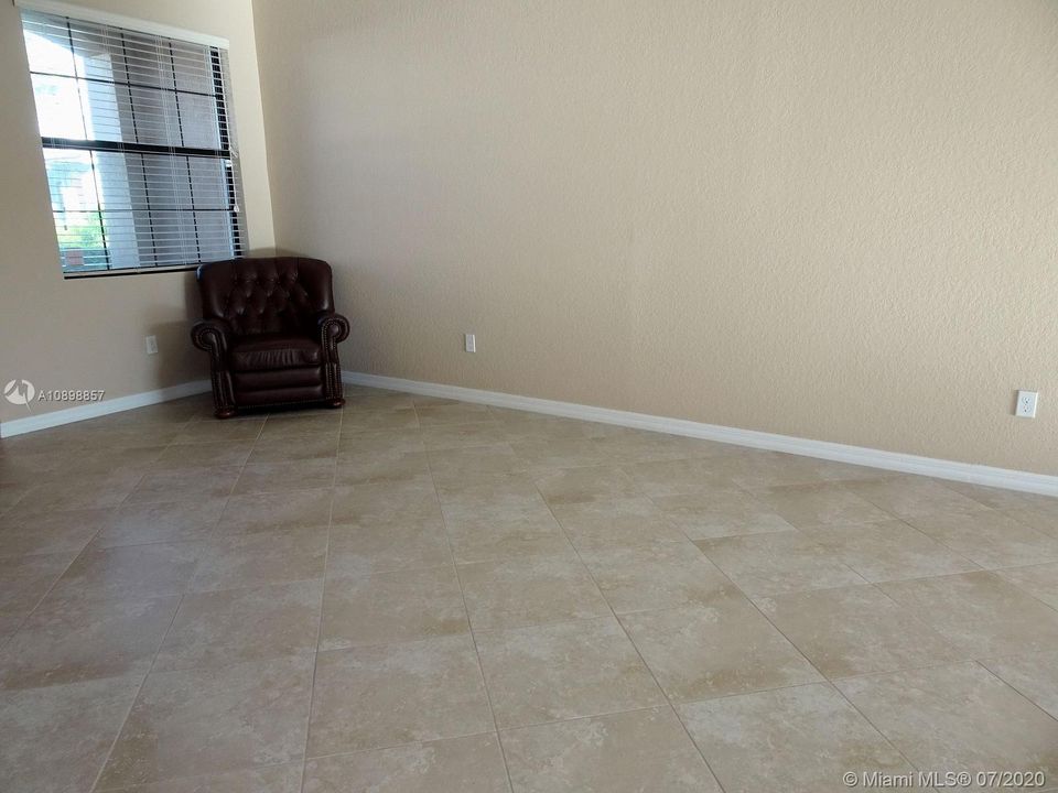 Vendido Recientemente: $335,000 (3 camas, 2 baños, 1856 Pies cuadrados)