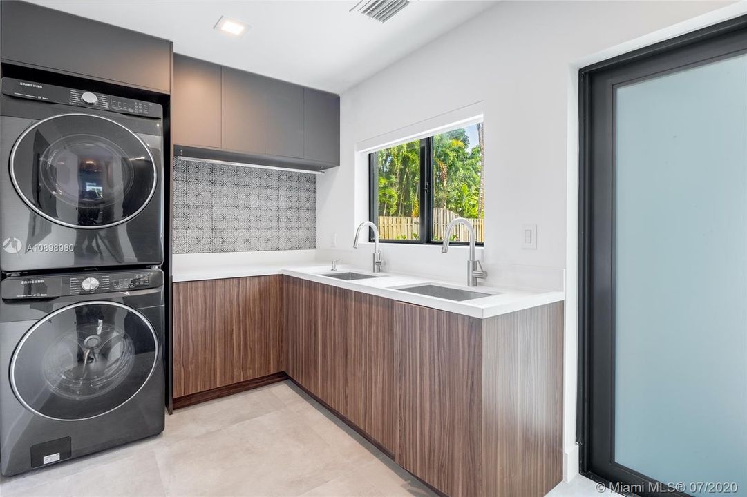 Recently Rented: $19,000 (6 beds, 6 baths, 2706 Square Feet)
