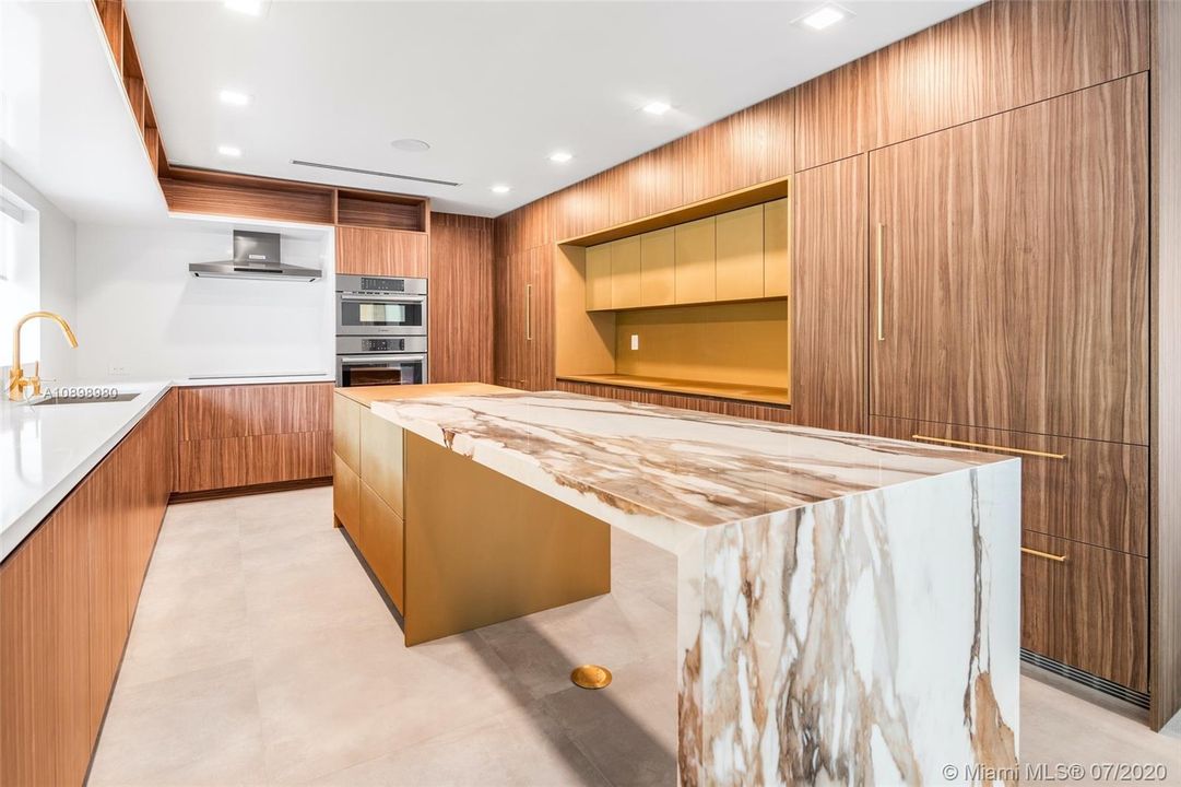 Recently Rented: $19,000 (6 beds, 6 baths, 2706 Square Feet)