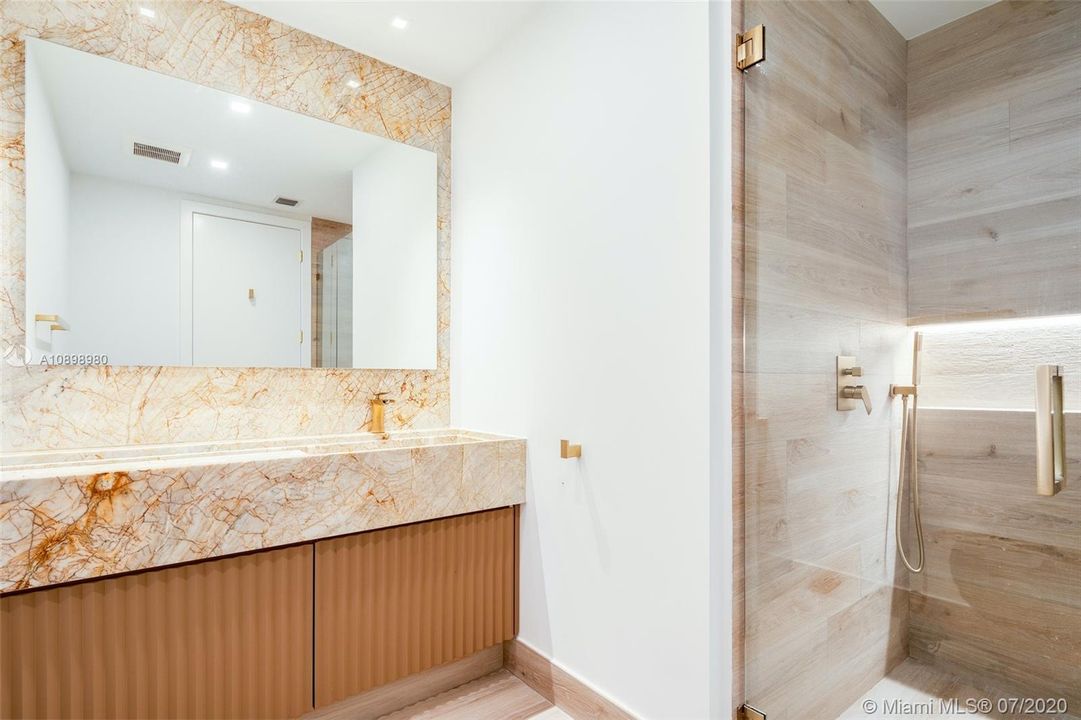 Recently Rented: $19,000 (6 beds, 6 baths, 2706 Square Feet)