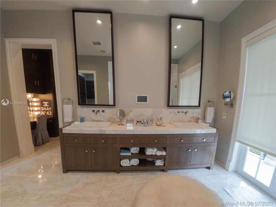 Recently Rented: $18,000 (5 beds, 5 baths, 4281 Square Feet)