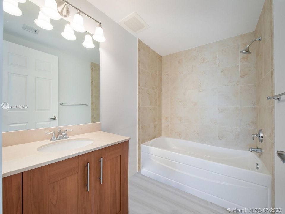 Vendido Recientemente: $481,525 (2 camas, 2 baños, 1111 Pies cuadrados)