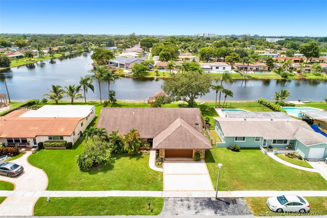 Vendido Recientemente: $474,900 (4 camas, 2 baños, 2138 Pies cuadrados)