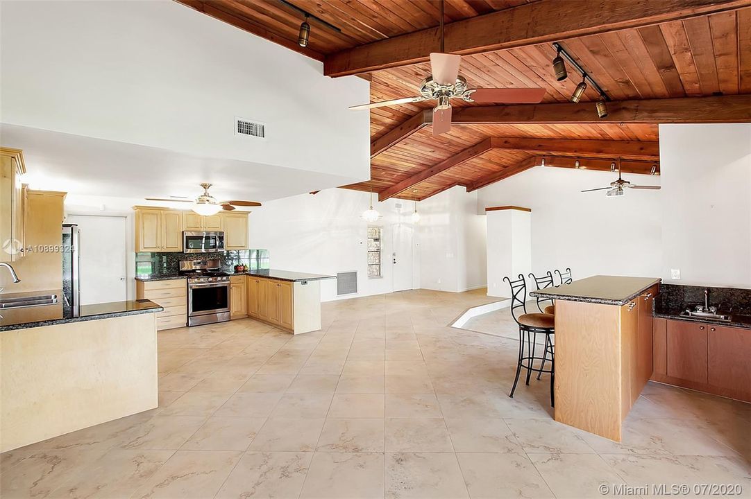 Vendido Recientemente: $474,900 (4 camas, 2 baños, 2138 Pies cuadrados)
