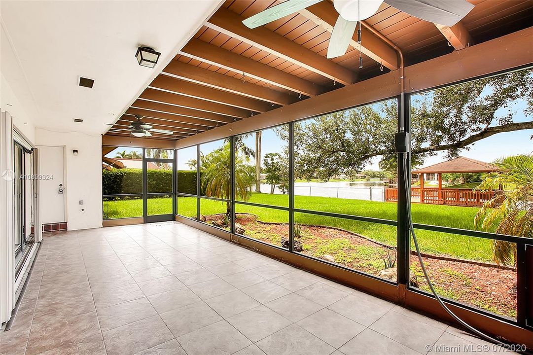Vendido Recientemente: $474,900 (4 camas, 2 baños, 2138 Pies cuadrados)