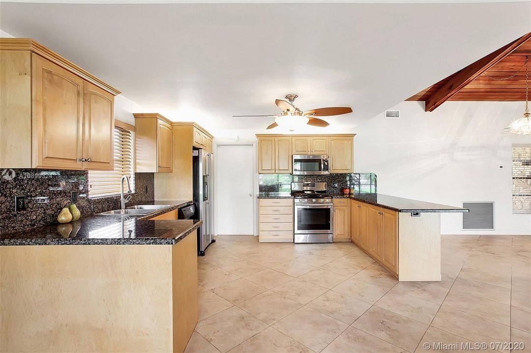 Vendido Recientemente: $474,900 (4 camas, 2 baños, 2138 Pies cuadrados)