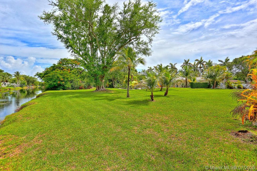 25,666 square foot large lot in Palmetto Bay