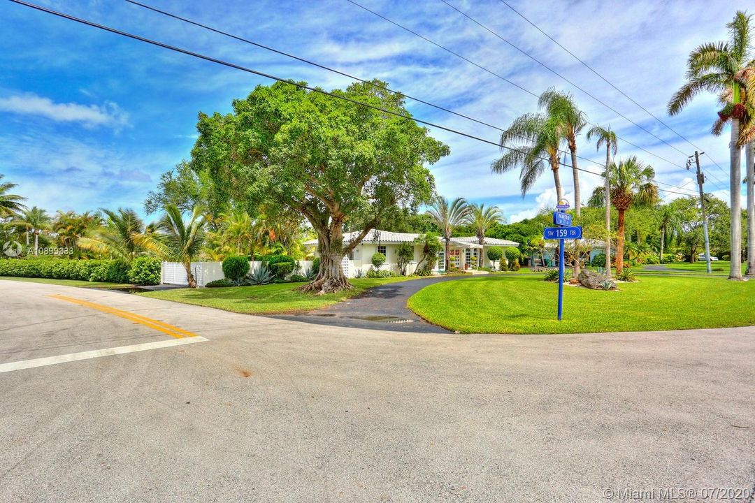 Palmetto Bay. Corner lot on a no-through street.