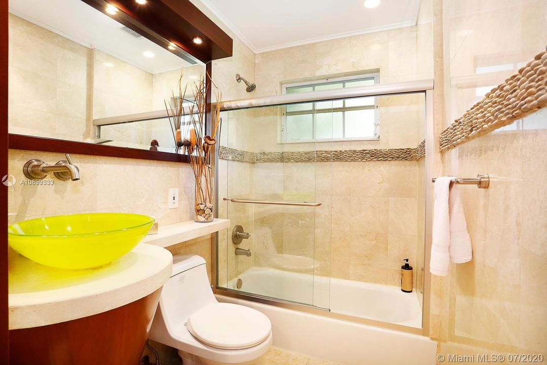 Full bathroom for two bedrooms.