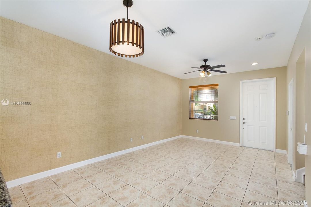 Recently Sold: $255,000 (3 beds, 3 baths, 1560 Square Feet)