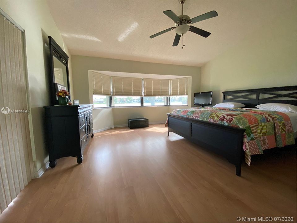 Vendido Recientemente: $549,000 (3 camas, 2 baños, 2760 Pies cuadrados)