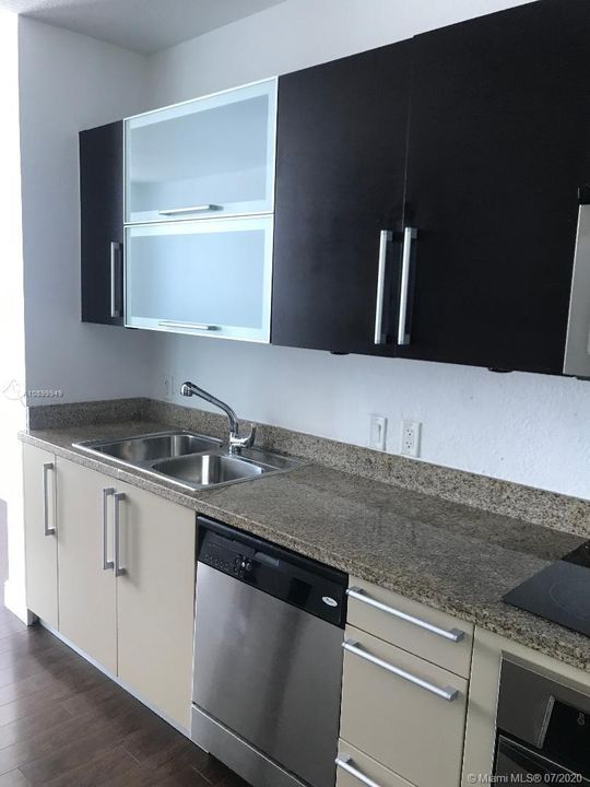 Recently Rented: $1,600 (1 beds, 1 baths, 877 Square Feet)