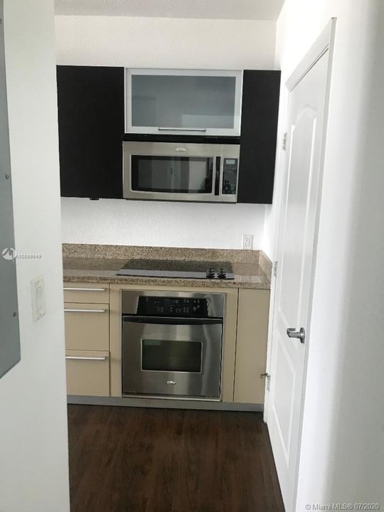 Recently Rented: $1,600 (1 beds, 1 baths, 877 Square Feet)