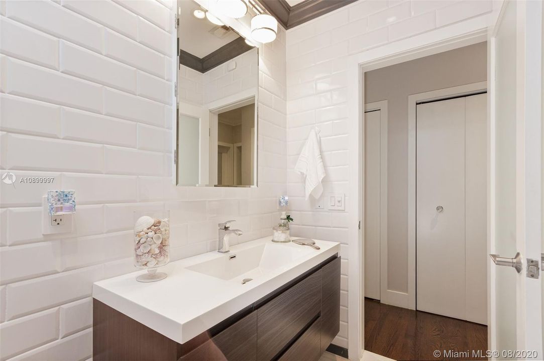 Vendido Recientemente: $1,295,000 (4 camas, 3 baños, 2330 Pies cuadrados)
